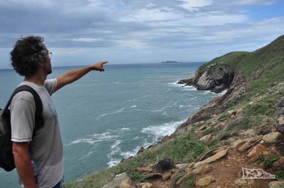 Admirando o belo cenário da trilha da Lagoinha do Leste, na costa sul de Florianópolis, em Santa Catarina